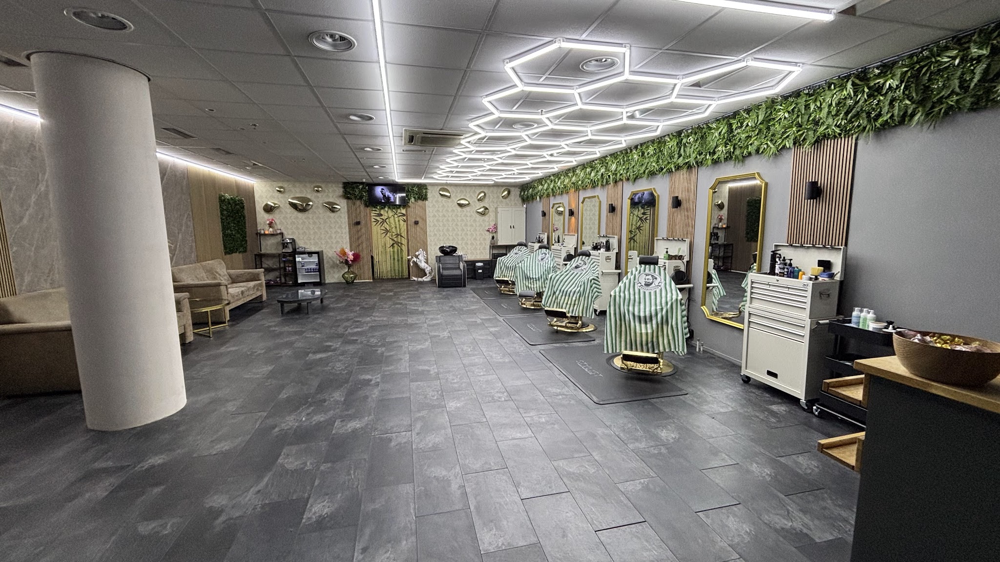 De zaak van voor naar achter, met stoelen langs de groene wand